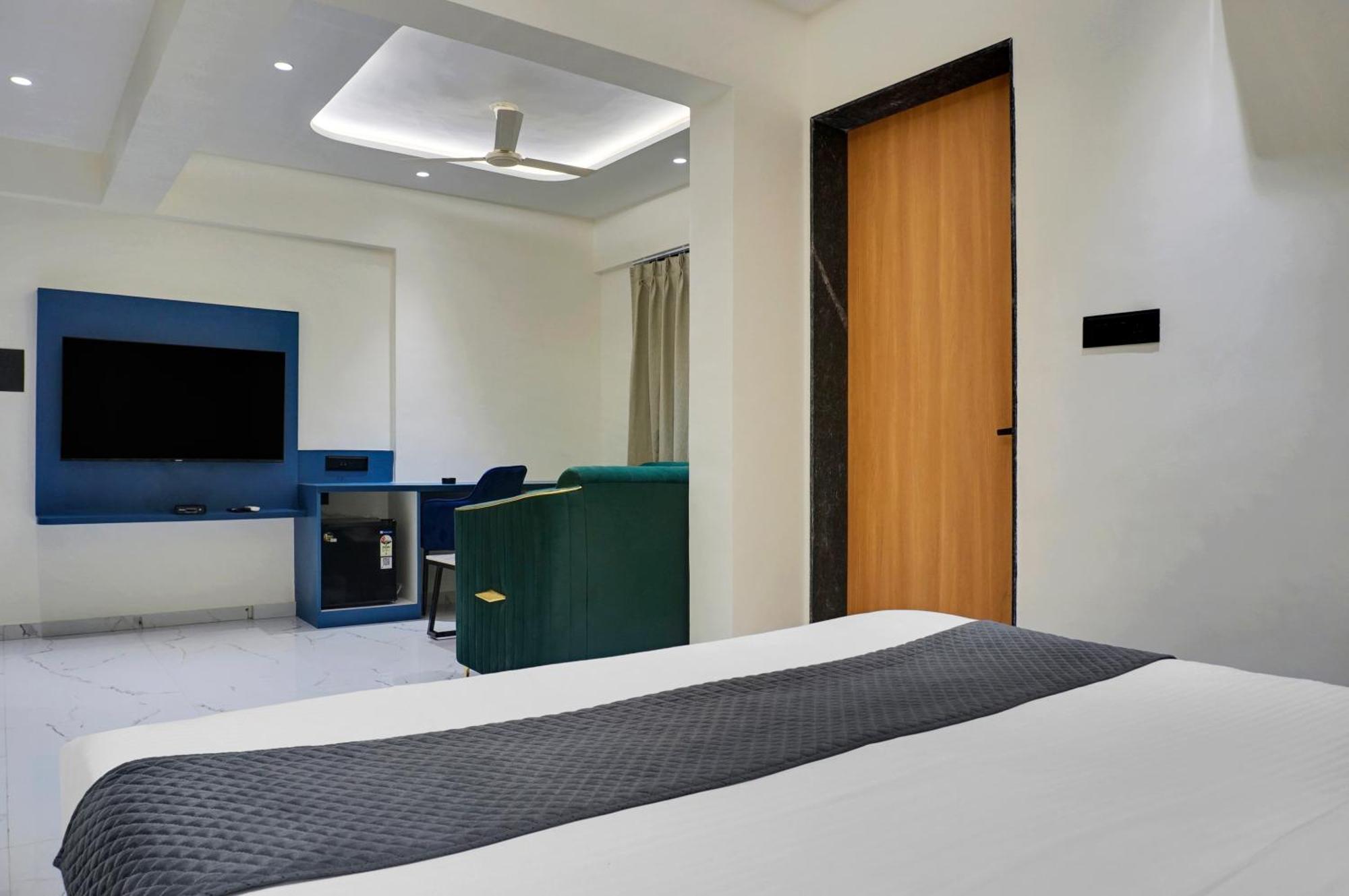 Palm Suites Baner- Indian Nationals Only Pune Eksteriør billede